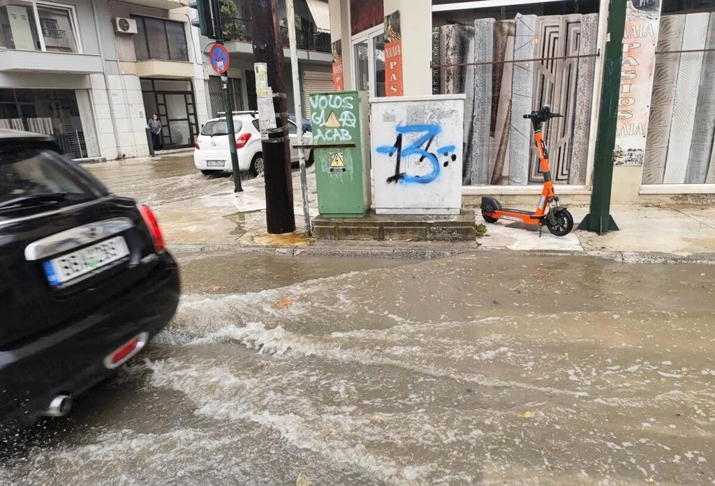 Volos'ta dolu fırtınası sokakları su bastı, Pelion'da onlarca şimşek çaktı