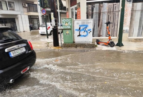 Volos'ta dolu fırtınası sokakları su bastı, Pelion'da onlarca şimşek çaktı