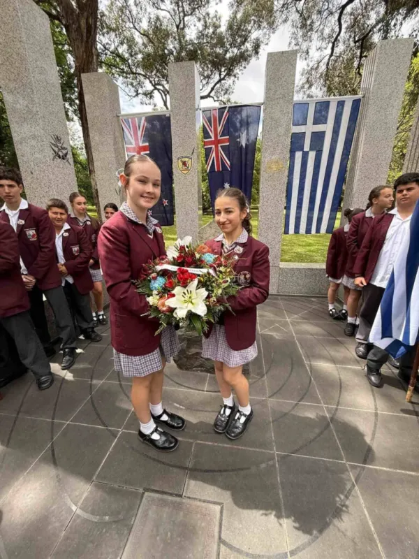 Melbourne'daki Oakleigh Grammar öğrencileri OXI Günü'nü andı