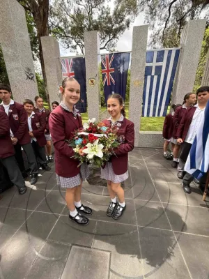Melbourne'daki Oakleigh Grammar öğrencileri OXI Günü'nü andı