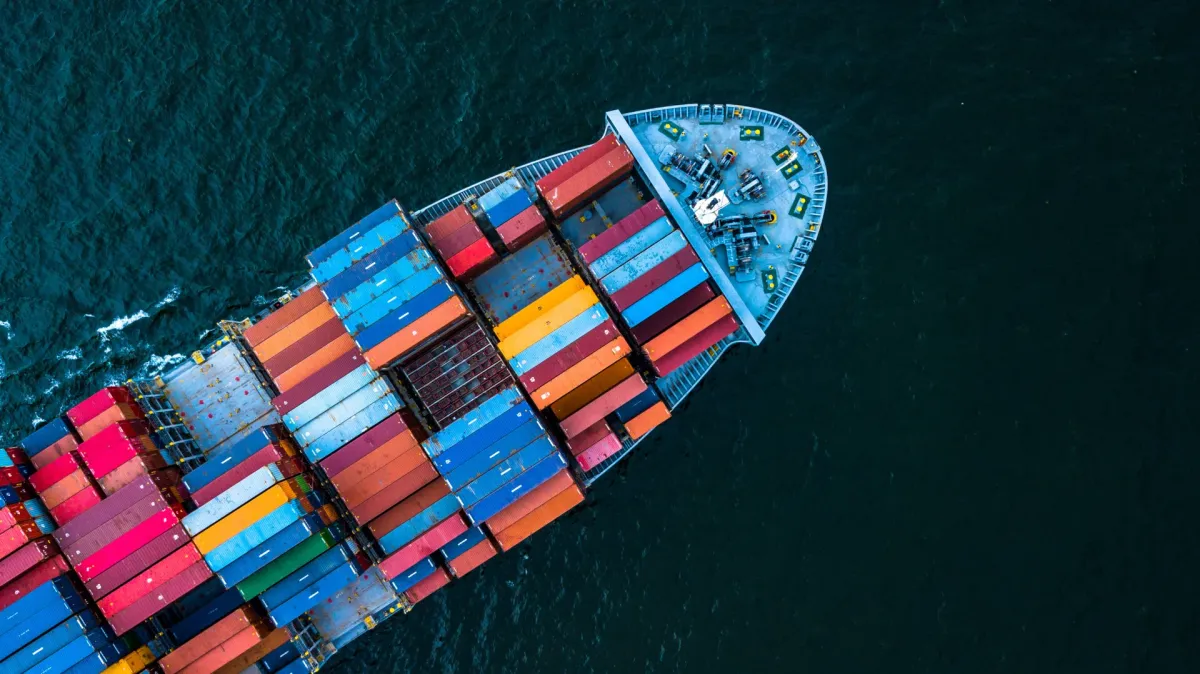 George Youroukos'un şirketi Global Ship Lease, 163 milyon dolarla 2 yeni konteyner gemisi sipariş etti