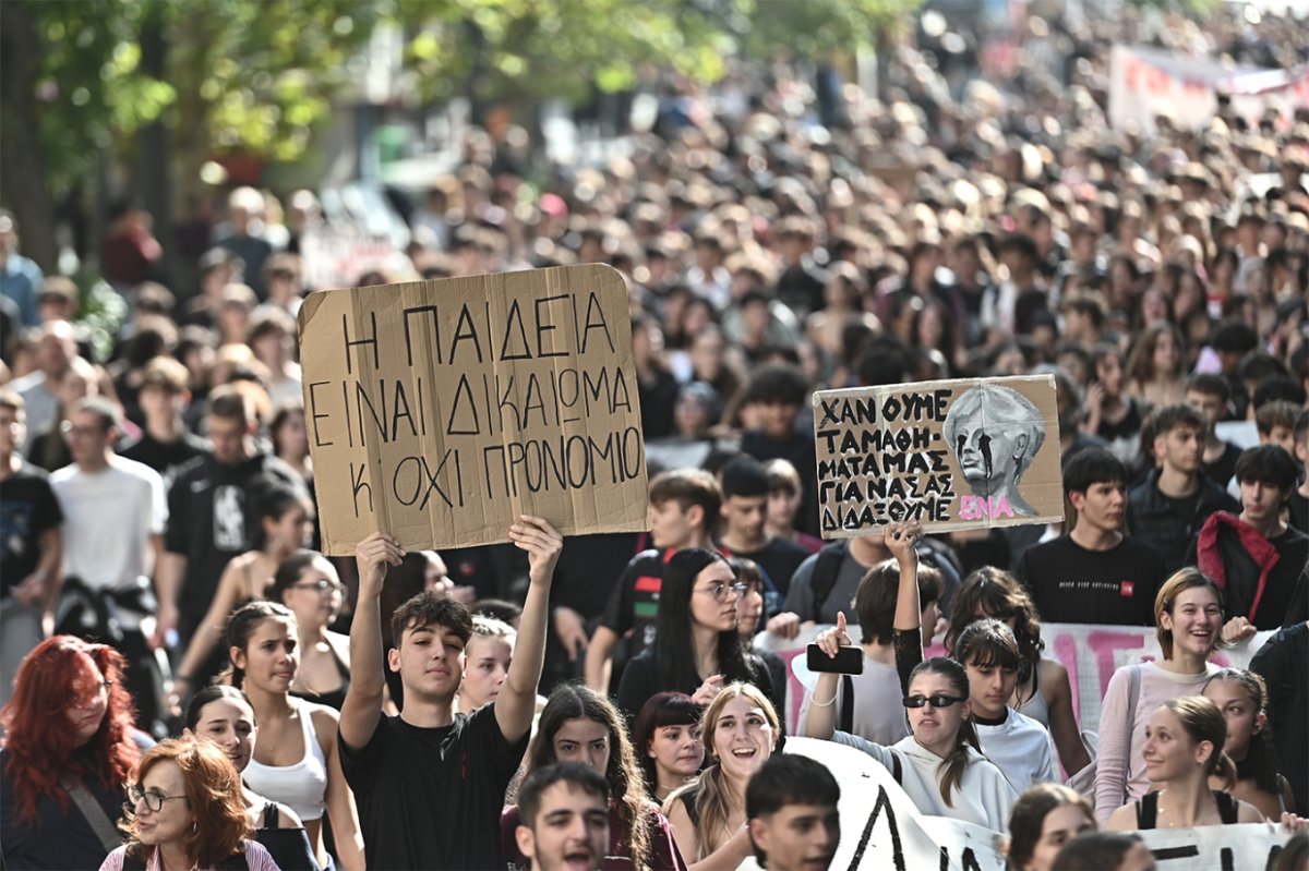 Yunanistan'da binlerce öğrenci ve öğretmen eğitim maliyetleri ve barınma krizi için yürüdü
