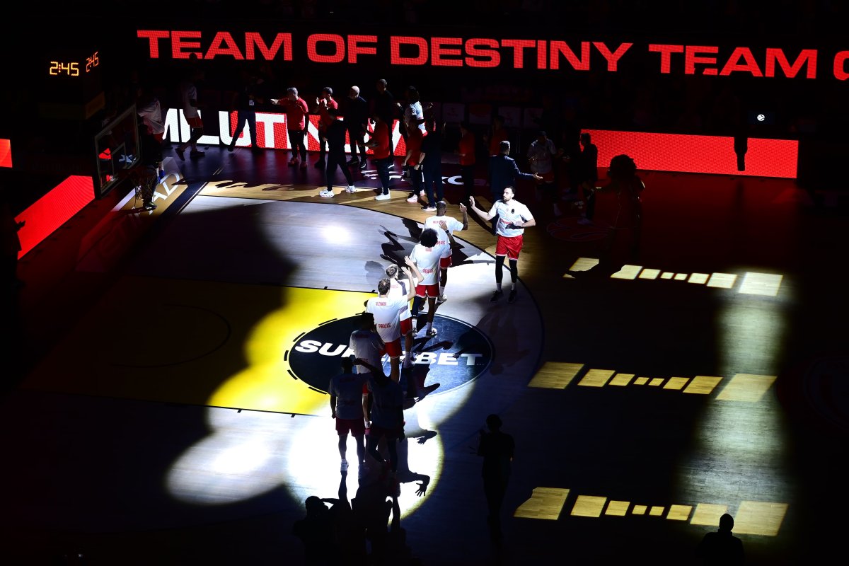 Yunan basketbol kulübü Olympiakos – Fenerbahçe maçı öncesi Sunel Arena ayağa kalktı