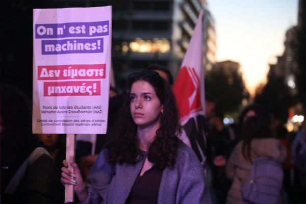 Yunanistan'da eğitim camiası sokakta: Üniversiteliler, öğrenciler ve öğretmenler ortak mitinge çıkıyor