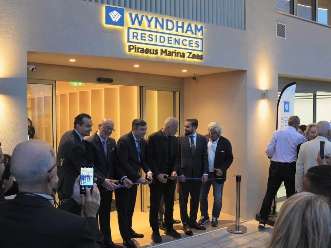 Pire Belediye Başkanı Giannis Moralis, Wyndham Residences Piraeus Marina Zeas'ın açılışını yaptı