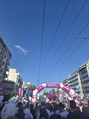 Atina'da 58 bin kişi Meme Kanseri Farkındalık Koşusu'na katıldı