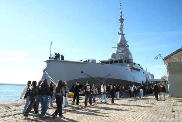 Selanik'te Yunan fırkateyni Kimon'u ziyaret etmek için kalabalıklar toplandı