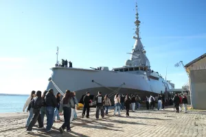 Selanik'te Yunan fırkateyni Kimon'u ziyaret etmek için kalabalıklar toplandı