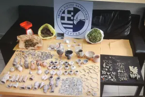 Yunanistan'ın Serres kentinde bir ahırda uyuşturucu, antik sikke ve kaplar ele geçirildi