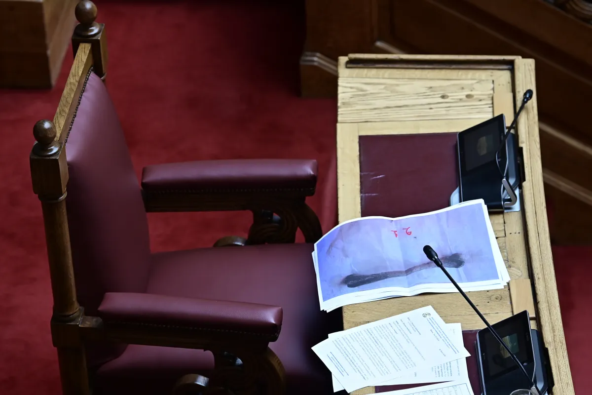 Yunan Çözüm partisi lideri Velopulos'un Tempi kurbanlarına ait dediği kemikler Meclis'te gerginlik yarattı