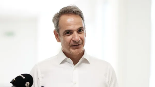 Miçotakis, Yeni Demokrasi'nin sağ kanadını hedefleyerek Kuzey Yunanistan'a gidiyor; yakın çevresinden Bekiris ayrıldı