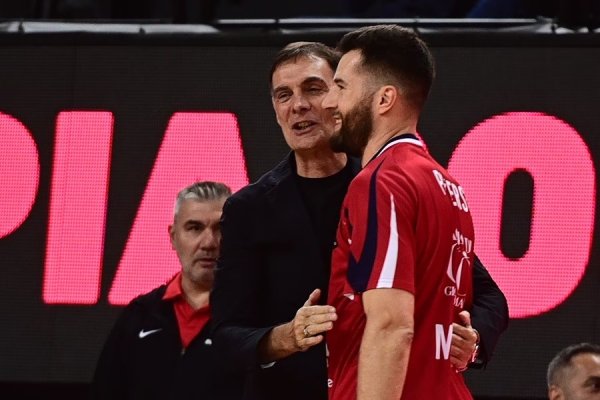 Yunan basketbol kulübü Olympiakos, eski oyuncusu Amerikalı forvet Alec Peters'ı onurlandırdı