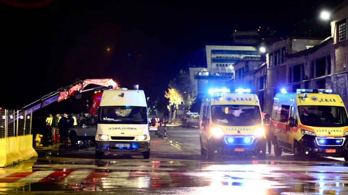 Pire Limanı'nda araç denize uçtu: 1 ölü, 2 yaşlı yolcu baygın çıkarıldı