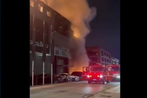 Glyfada'da üç katlı oto bayisi alevler içinde kaldı