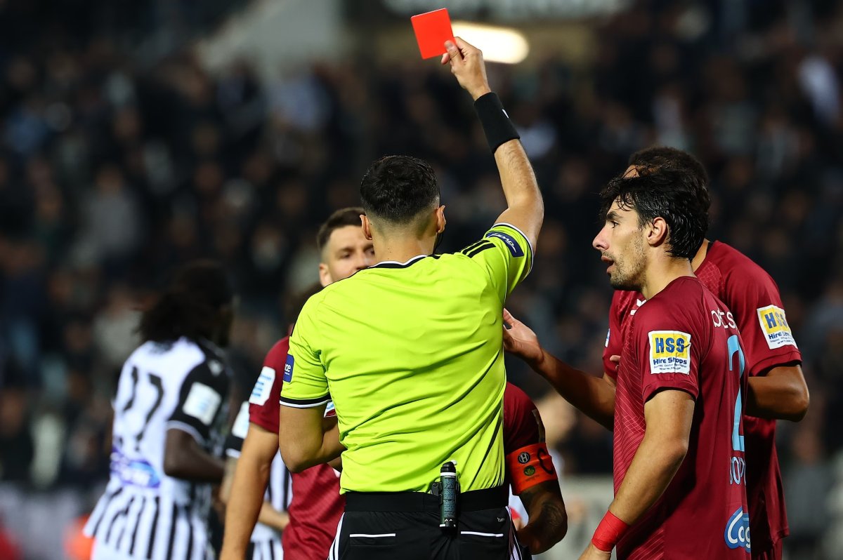 Selanik derbisinde PAOK, yerel rakibi İraklis'i 2-1 yendi; VAR kararları tartışma yarattı