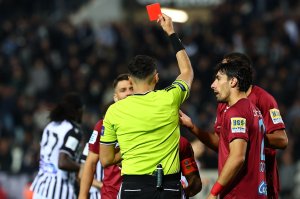 Selanik derbisinde PAOK, yerel rakibi İraklis'i 2-1 yendi; VAR kararları tartışma yarattı