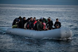 Girit'te 62 kişi kurtarıldı, 421 göçmen Samos'a nakledilecek
