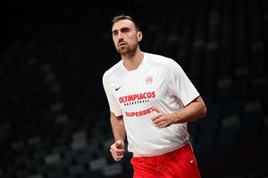Yunan kulübü Olympiacos, Yanya temsilcisi Vikos karşısında 11 kişiyle çıkıyor; Milutinov ve Hall da listede