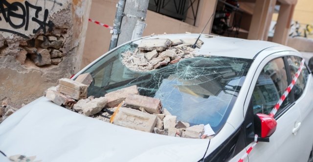 Yunanistan'da balkon çökmeleri sürerken mühendis, dikkat edilmesi gereken uyarı işaretlerini sıraladı